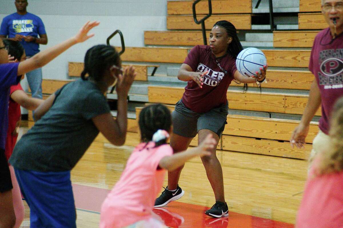 Pearland basketball coach Jere Adams will try to lead the Lady Oilers to a win over Dawson Friday at Pearland High School.