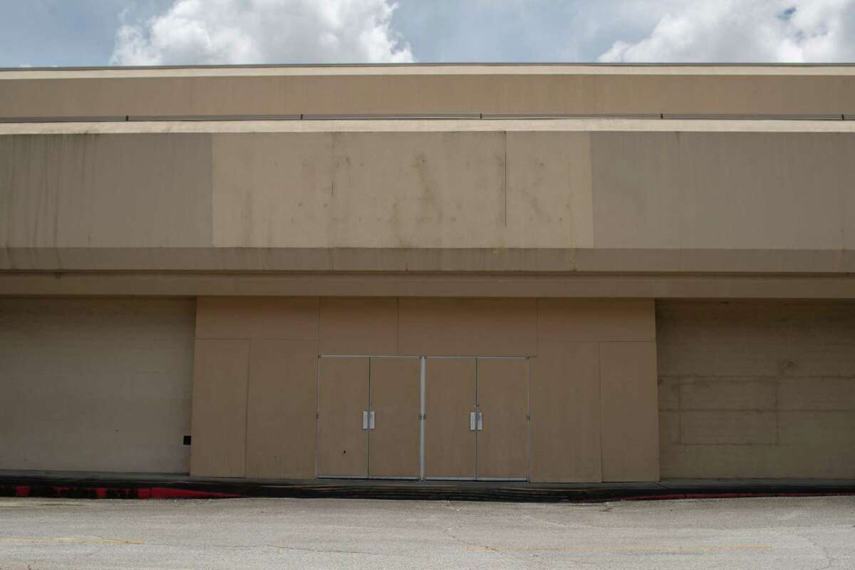 Vacant building that used to house Sears Auto Center, Wednesday, July 14, 2021, in Greenspoint.