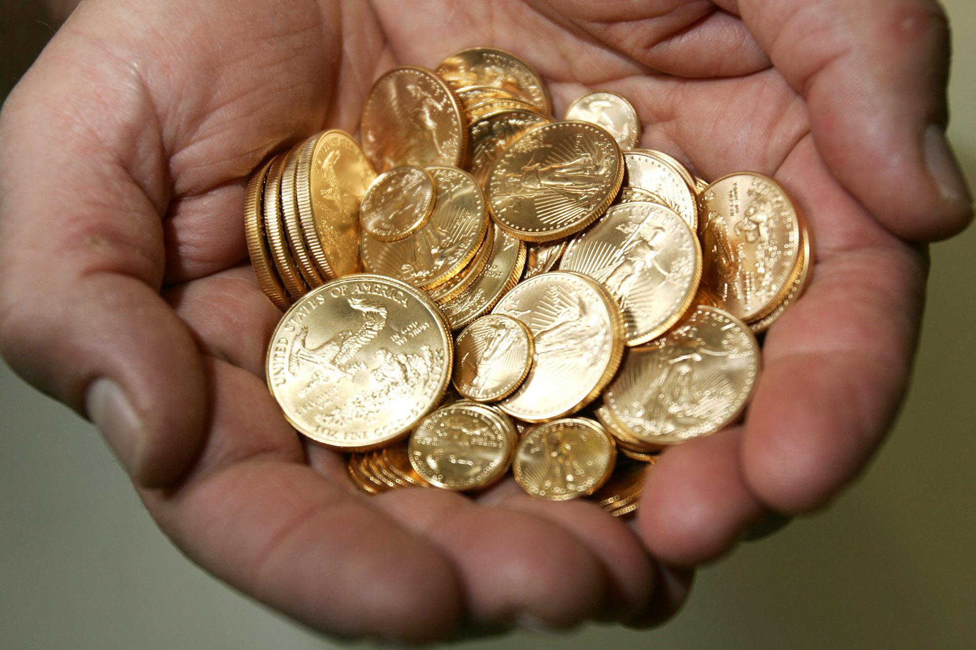 Налог с продажи золота. Монета Золотая. Горсть золотых монет. Золотые монеты в руках. Золотые инвестиционные монеты.