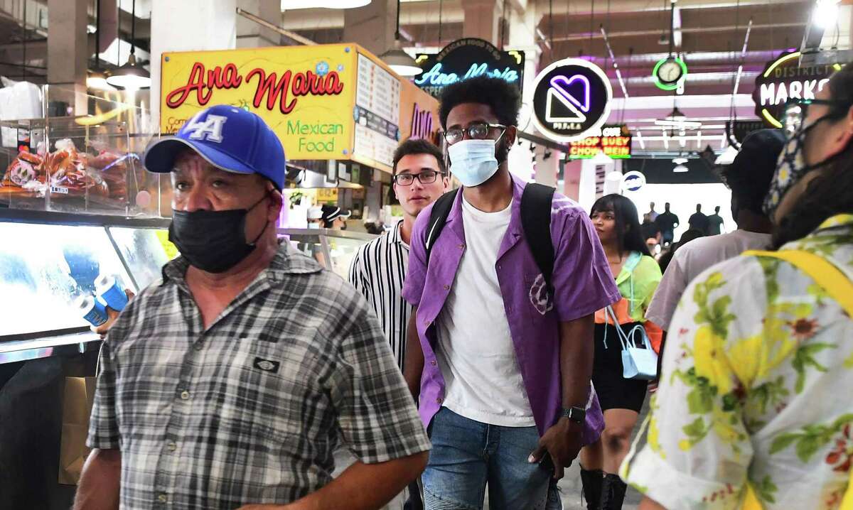 6月下旬，戴面具和不戴面具的人穿过洛杉矶中央市场。从周六晚上开始，洛杉矶县再次要求接种疫苗的人和未接种疫苗的人戴口罩。