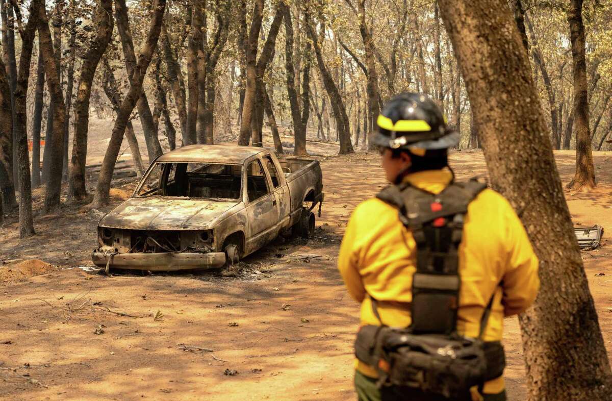野火防御系统的雷蒙德·瓦斯奎兹在沙斯塔县格雷戈里溪地区的盐火期间调查了一处房产。