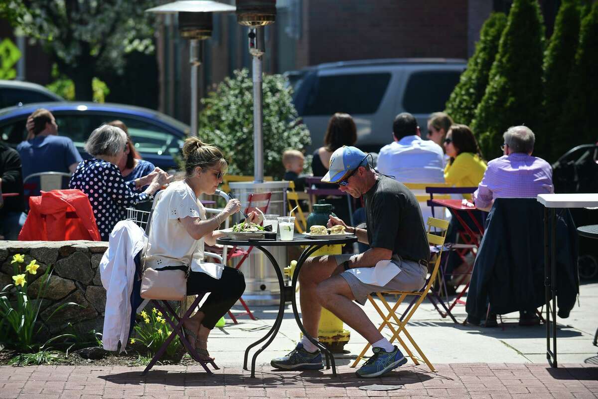 An amendment to the outdoor dining ordinance would allow restaurants across the city to offer outdoor dining near their establishments.