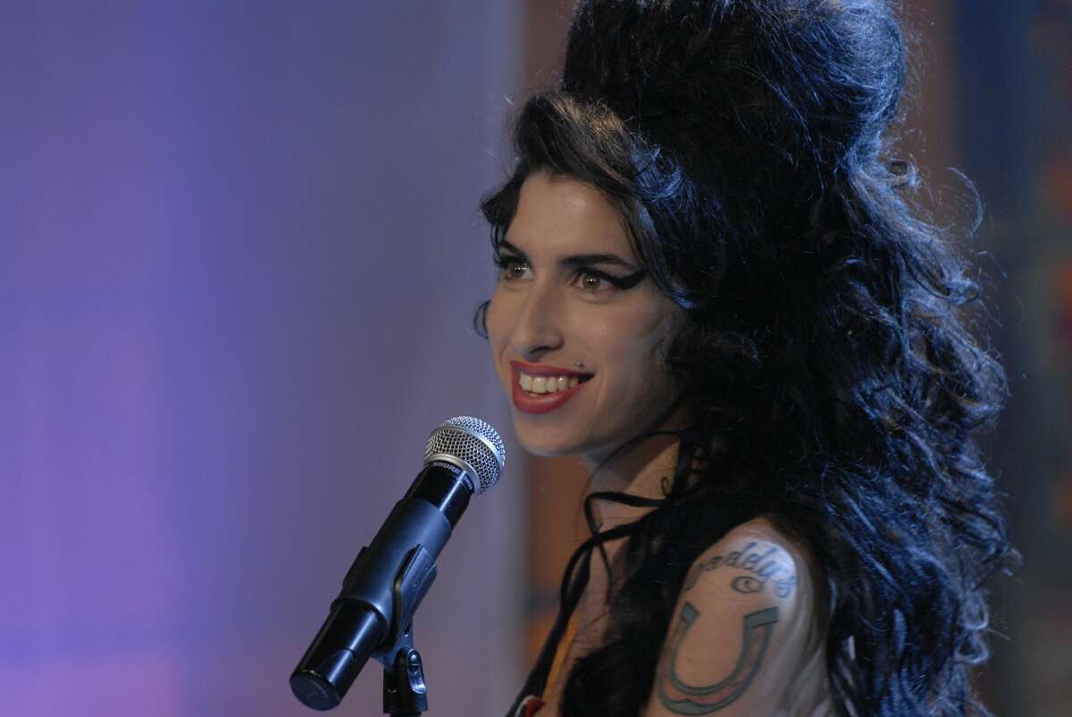 THE TONIGHT SHOW WITH JAY LENO -- Episode 3354 -- Pictured: (l-r) Musical guest Amy Winehouse performing on April 24, 2007 (Photo by Dave Bjerke/NBCU Photo Bank/NBCUniversal via Getty Images via Getty Images)