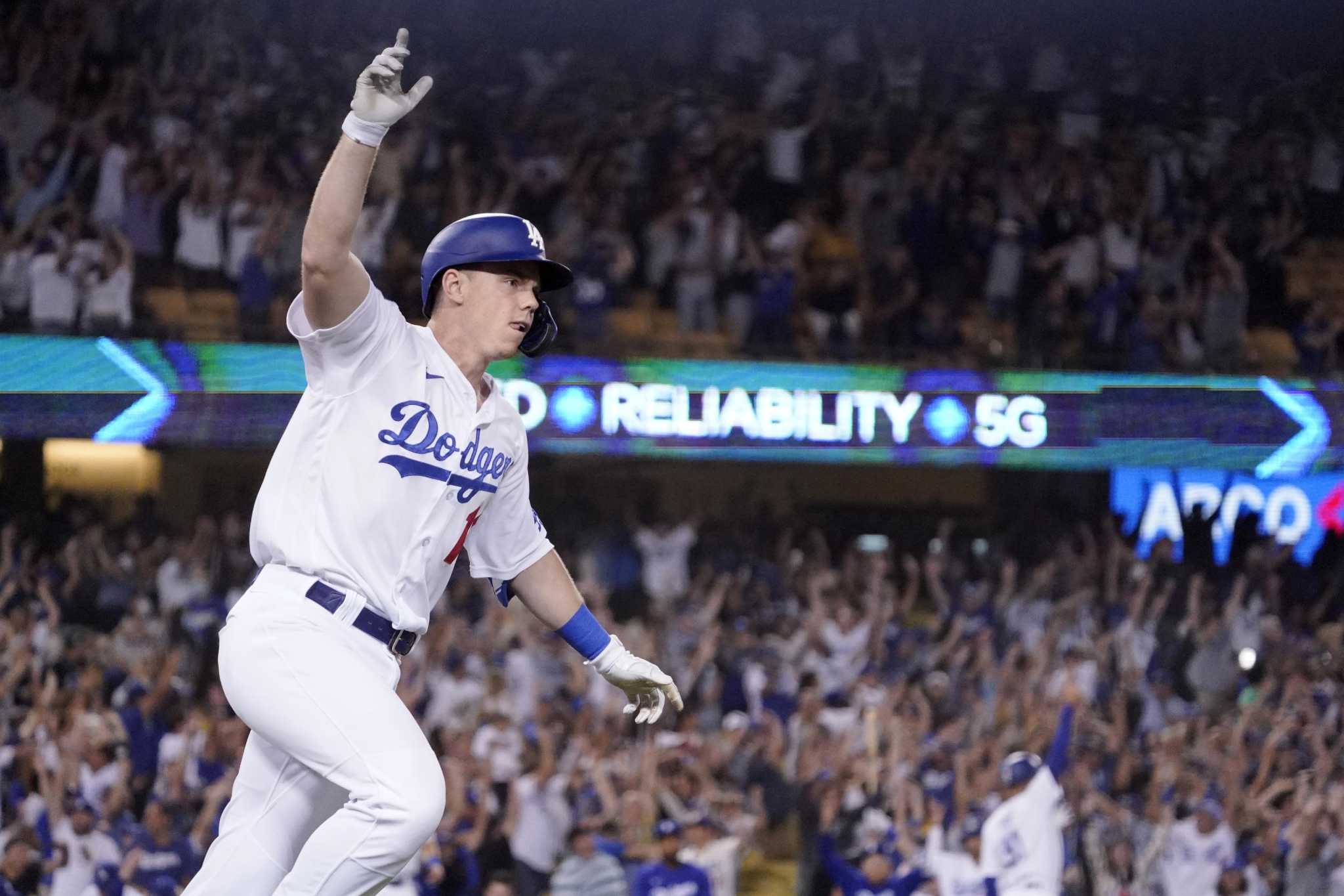 Will Smith of the Los Angeles Dodgers hits a walk-off two run  Nachrichtenfoto - Getty Images