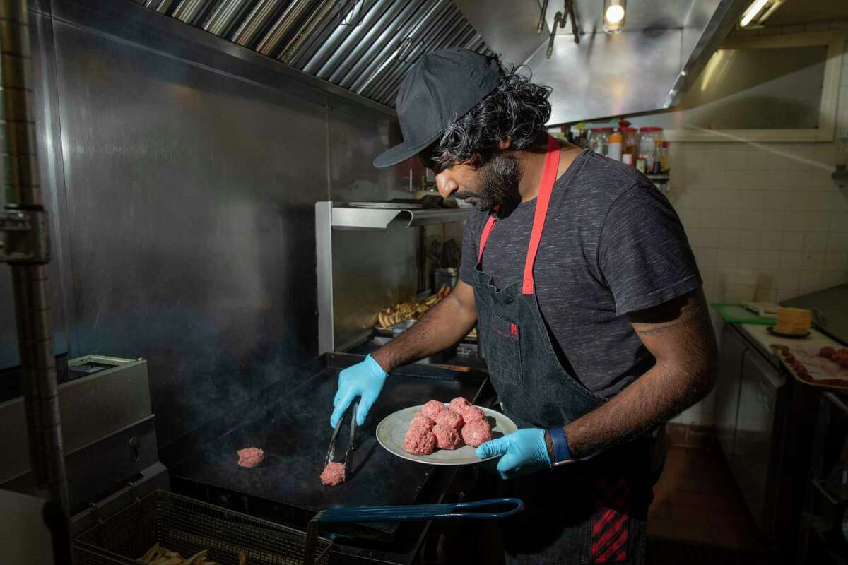 When Zack Fernandes makes his smashburgers, he leans his full body weight onto the metal press, spreading tiny balls of ground beef into lacy and crisp meat doilies.