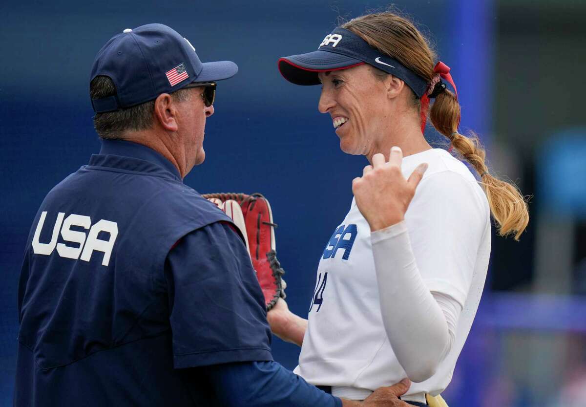 Monica Abbott S 1 Hitter Leads Usa Softball Over Canada