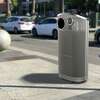 旧金山新垃圾桶的三个竞争者之一，“苗条的轮廓”，在Embarcadero。目前的绿色车型将在样品展示供公众审查后决定是否更换。