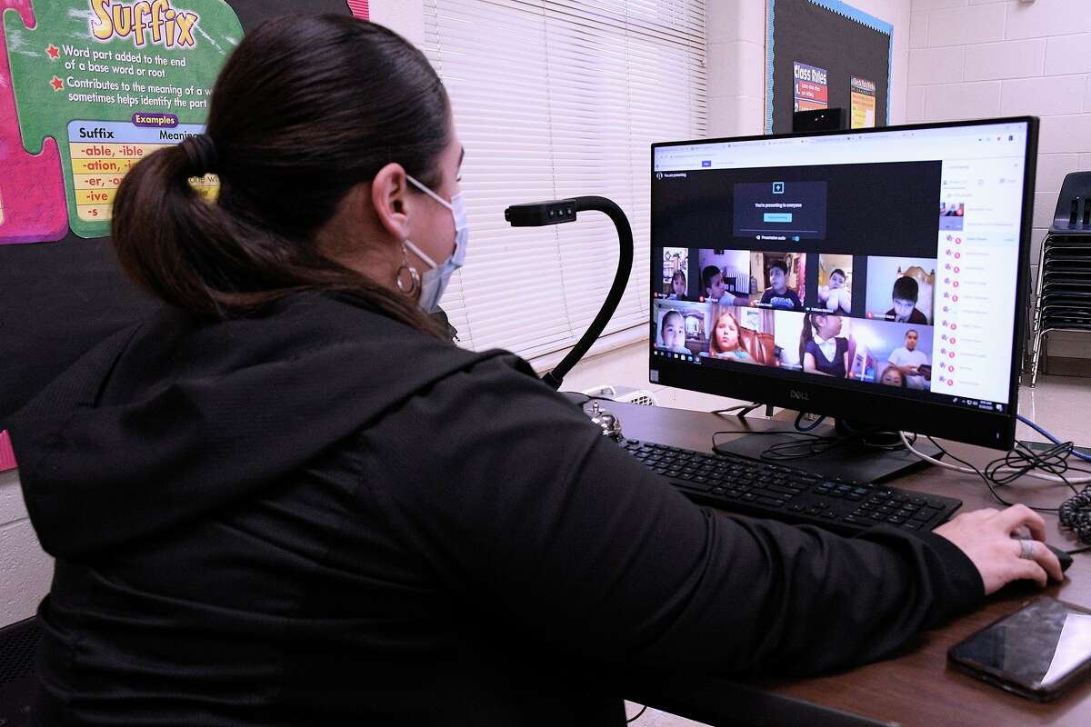 A Laredo elementary school teacher greets her students on the first day of virtual learning for the 2020-2021 school year, Monday, August 24, 2020. Most school districts with more than 25 percent of their students online performed worse on this year’s State of Texas Assessments of Academic Readiness, particularly in math. Ten small districts, however, bucked the trend, increasing the number of students who met the state standard for math and reading.