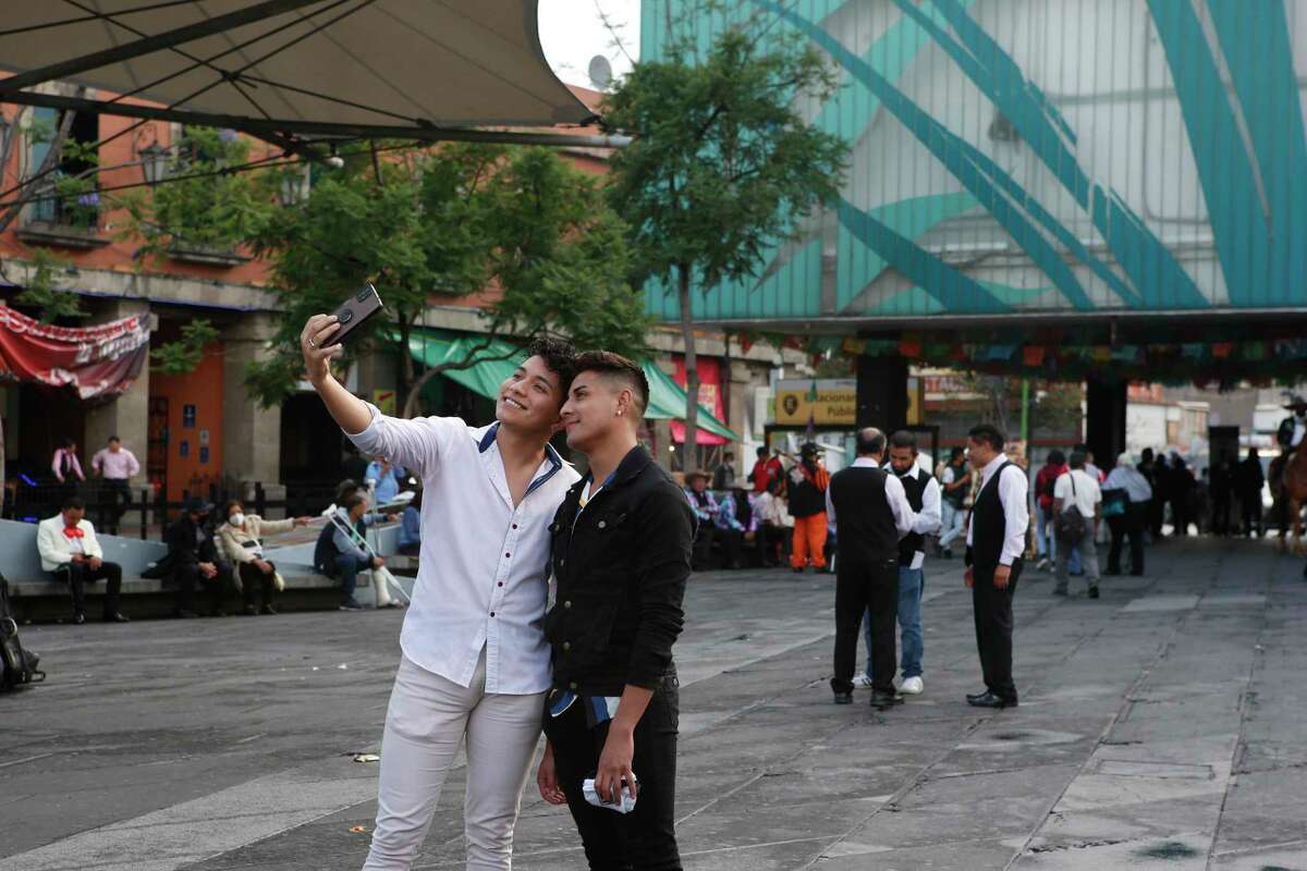 Dos jóvenes se toman una selfie el sábado 10 de julio de 2021 en la Plaza Garibaldi de la Ciudad de México.