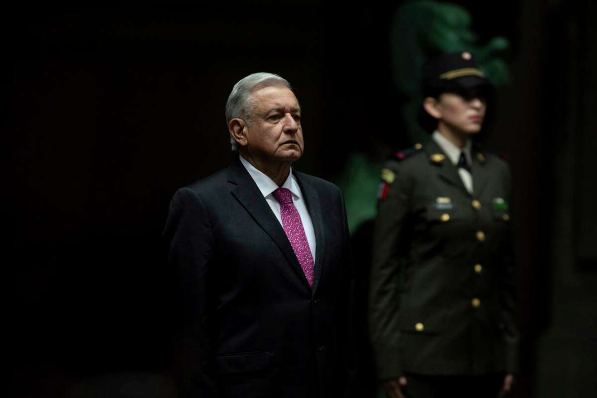 El presidente mexicano Andrés Manuel López Obrador recibe los honores a su llegada para pronunciar un discurso en el Palacio Nacional, en la Ciudad de México, en una ceremonia con motivo del tercer aniversario de su elección presidencial, el jueves 1 de julio de 2021.