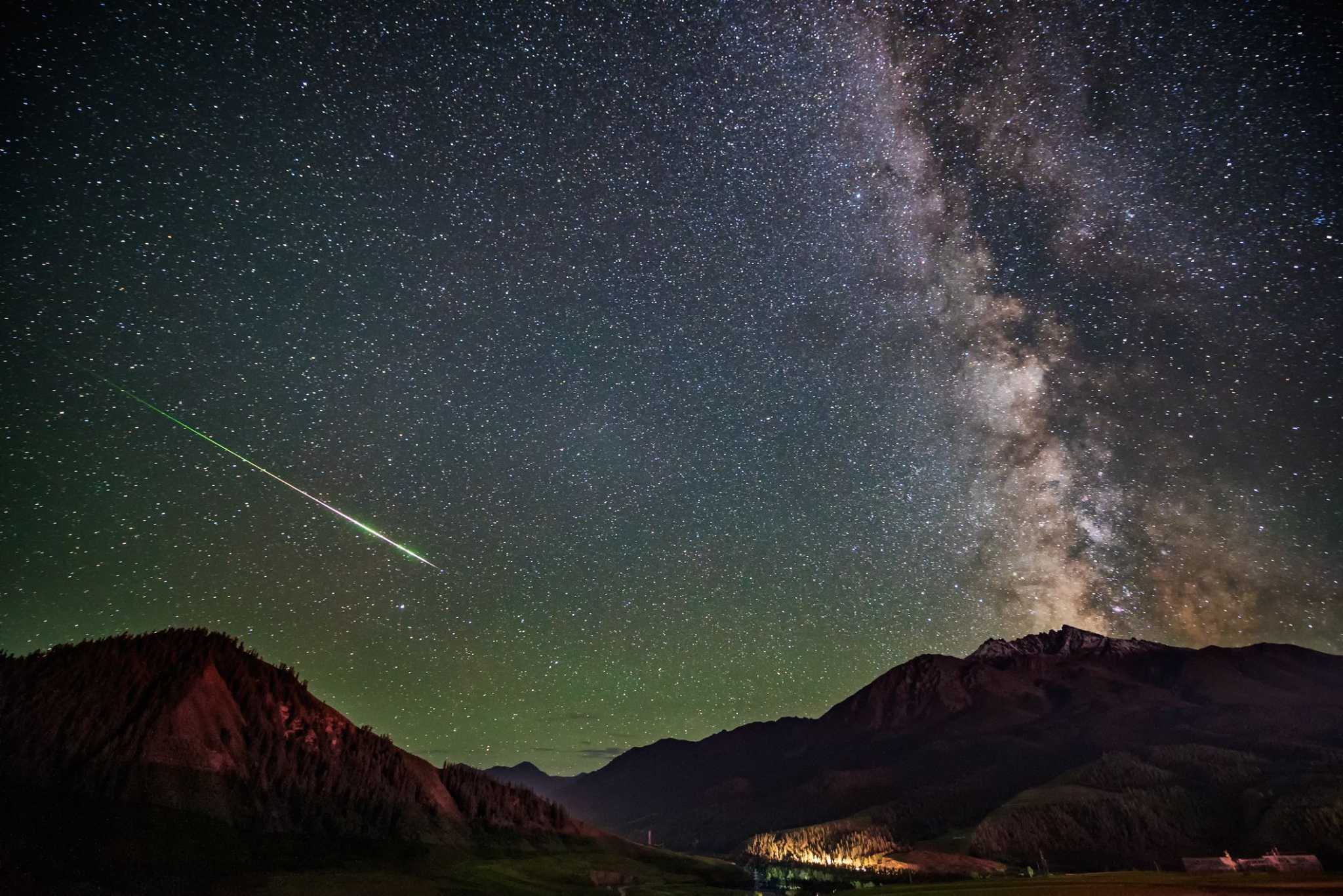 I residenti di San Antonio hanno riferito di aver visto una meteora nel cielo