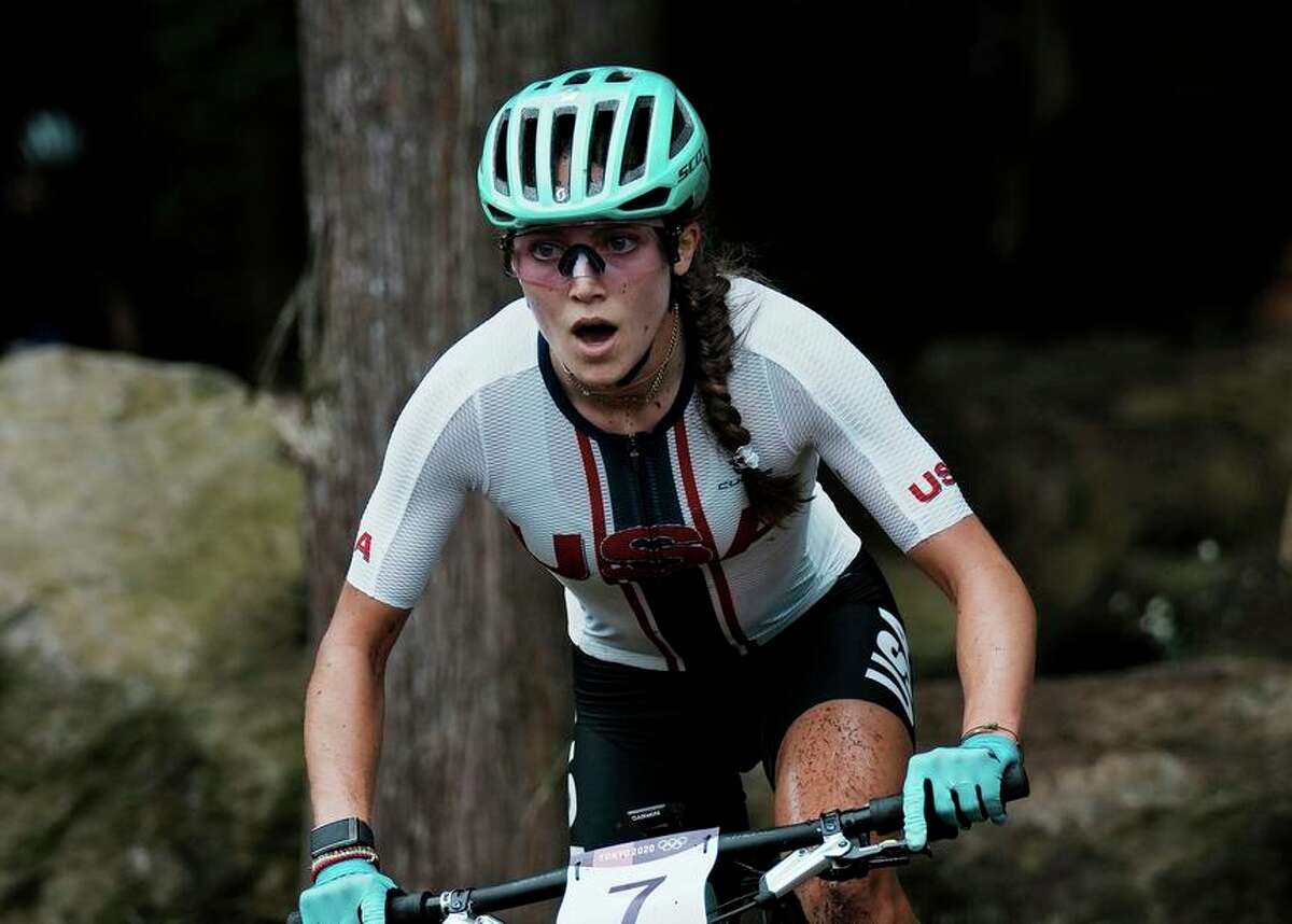 Kate Courtney, the 2018 world champion, finished in 15th place. Switzerland completed a clean sweep of the podium.
