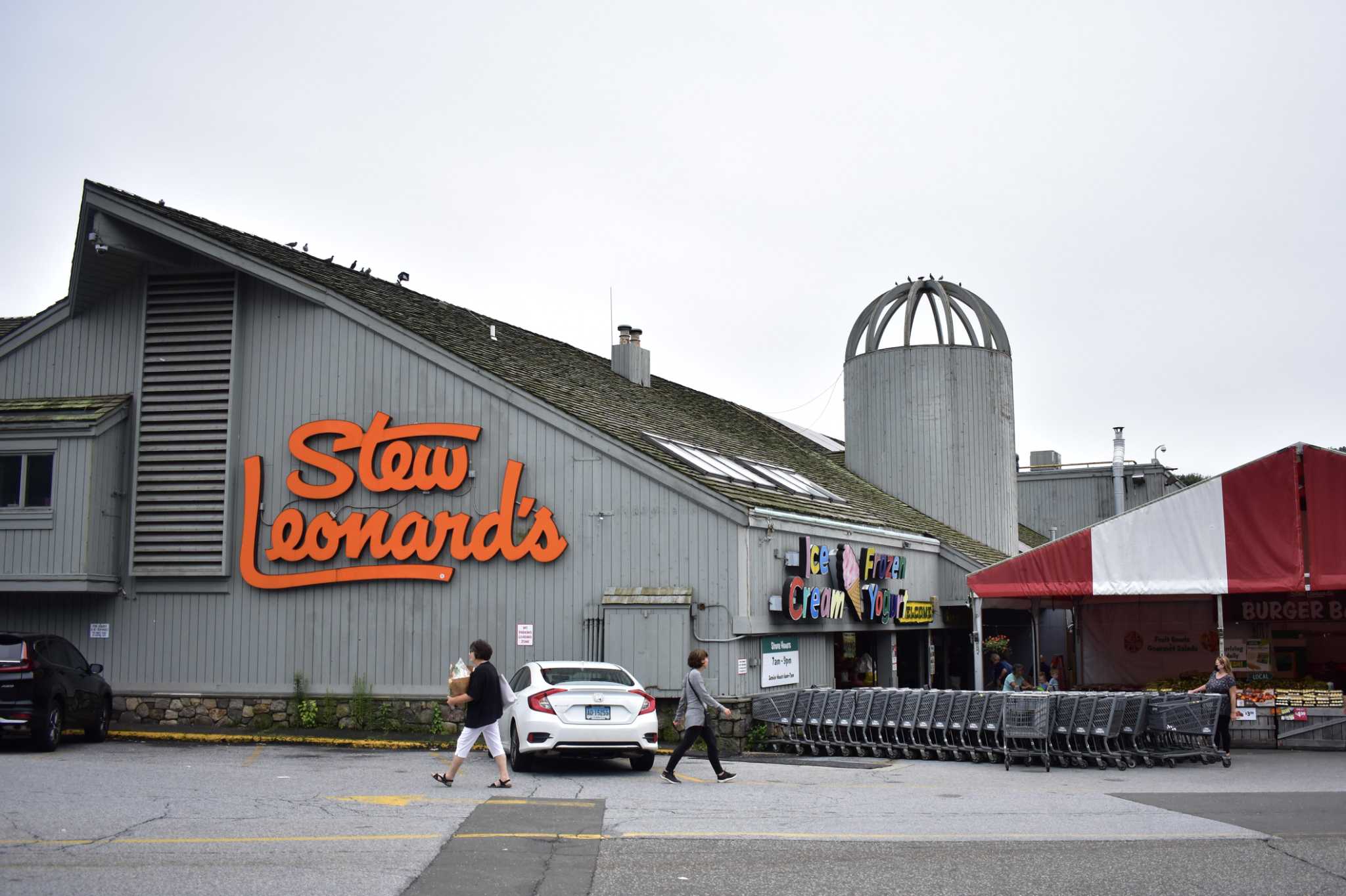 Police Stratford woman charged in Stew Leonard’s seafood robbery in