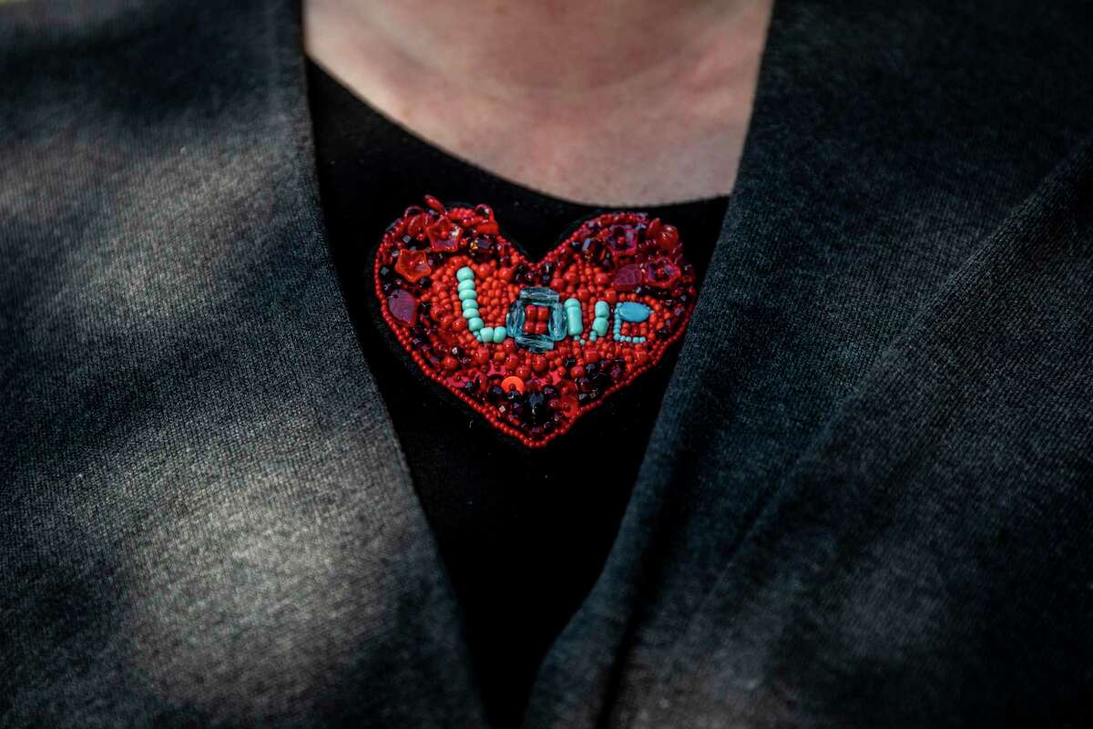 心形装饰上看到莉迪亚Bransten的衬衫,古比项目的执行董事。项目为无家可归的人提供了一个安全的地方睡觉,并在危险,直到捐赠纪事报的读者开始涌入。
