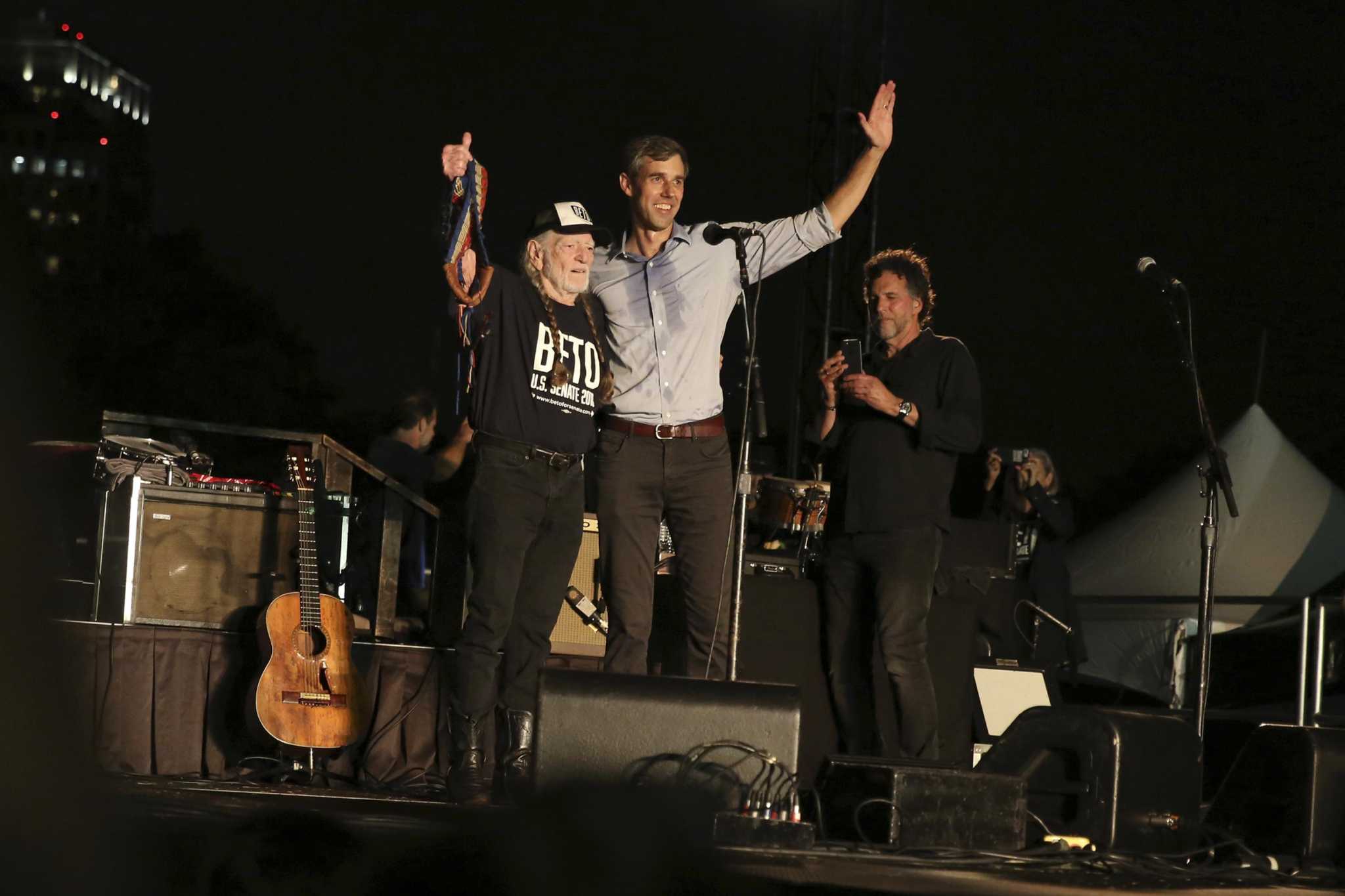 Willie Nelson brings out Beto O'Rourke at Austin show - Vimarsana News