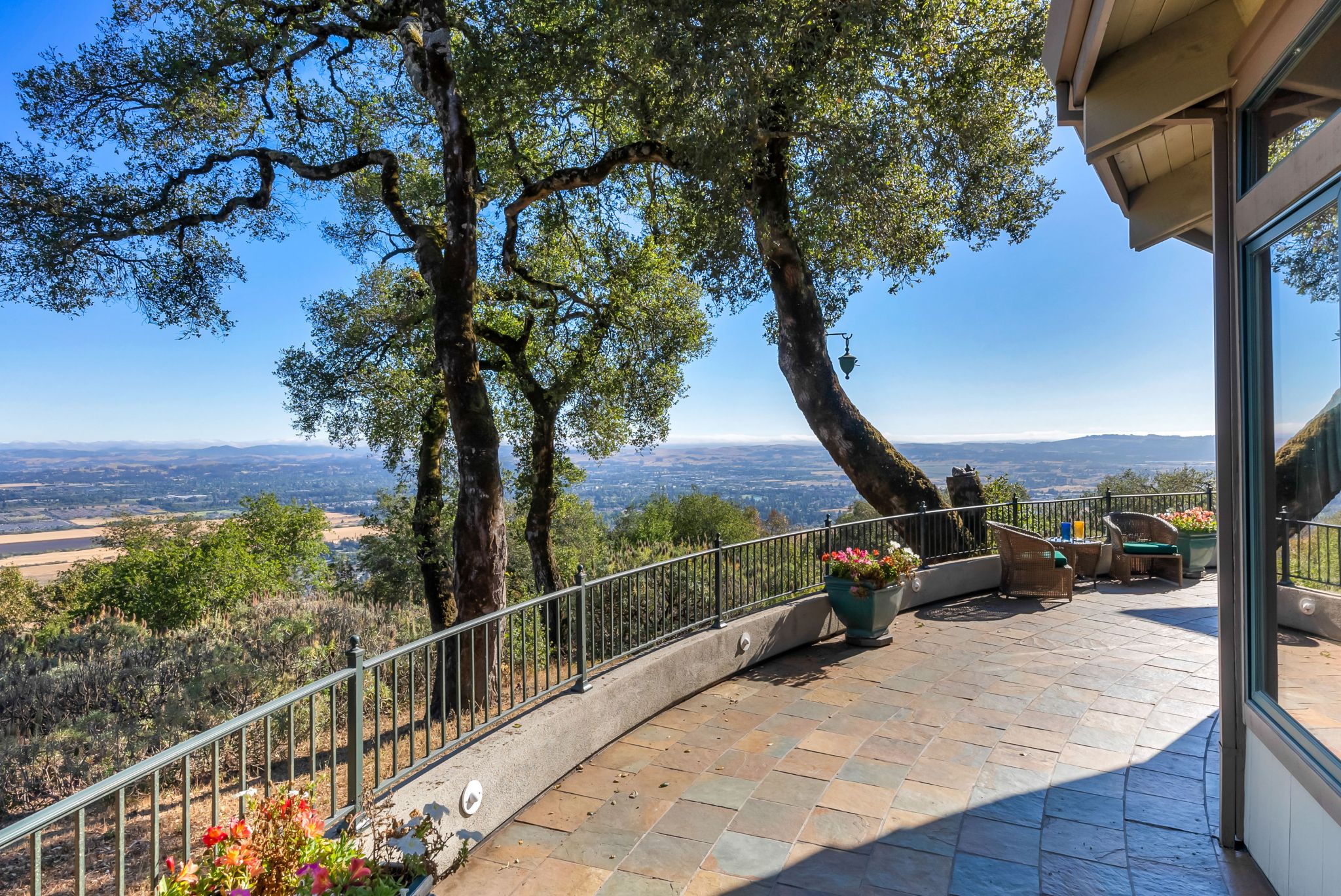 A wrap around deck/patio brings the jaw-dropping views closer.