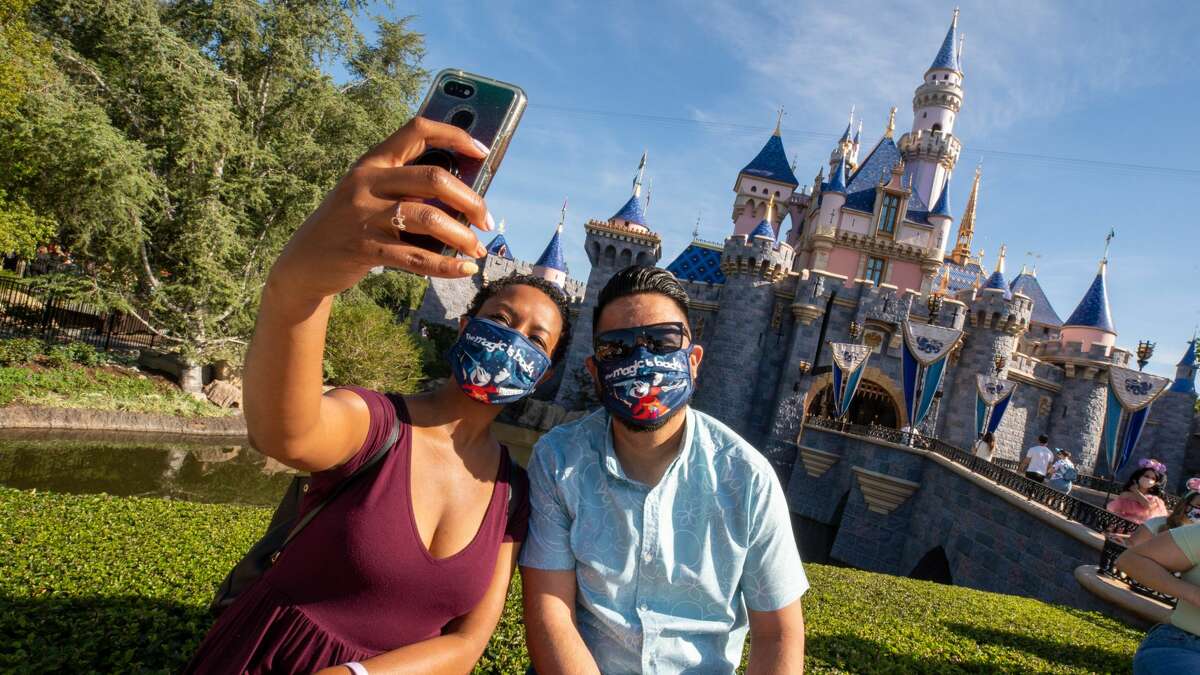 disneyland requiring masks