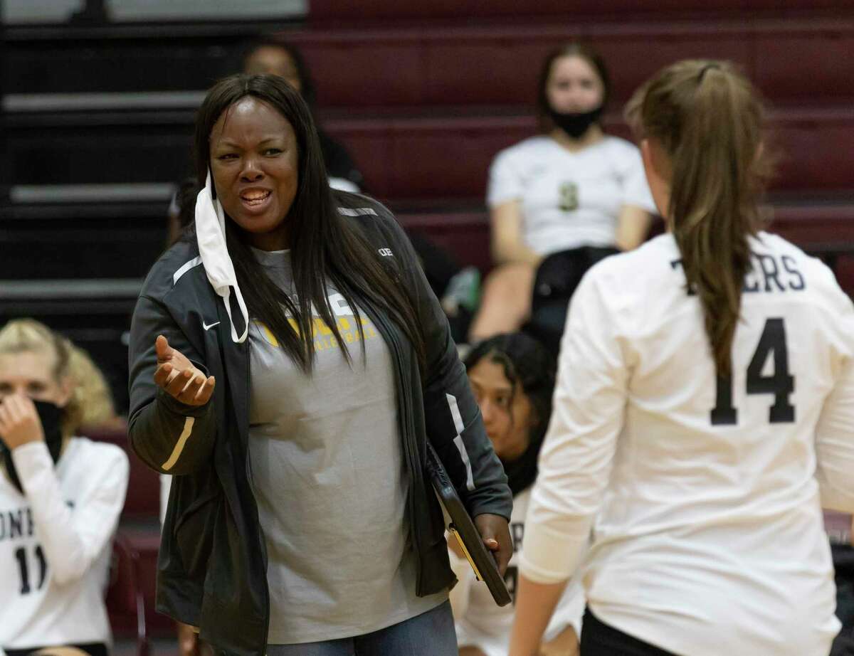 Conroe head coach Charvette Brown talks to Conroe setter Kenedi Medford (14) during the third set of a non-district volleyball match at Magnolia West High School, Friday, Sept. 18, 2020.