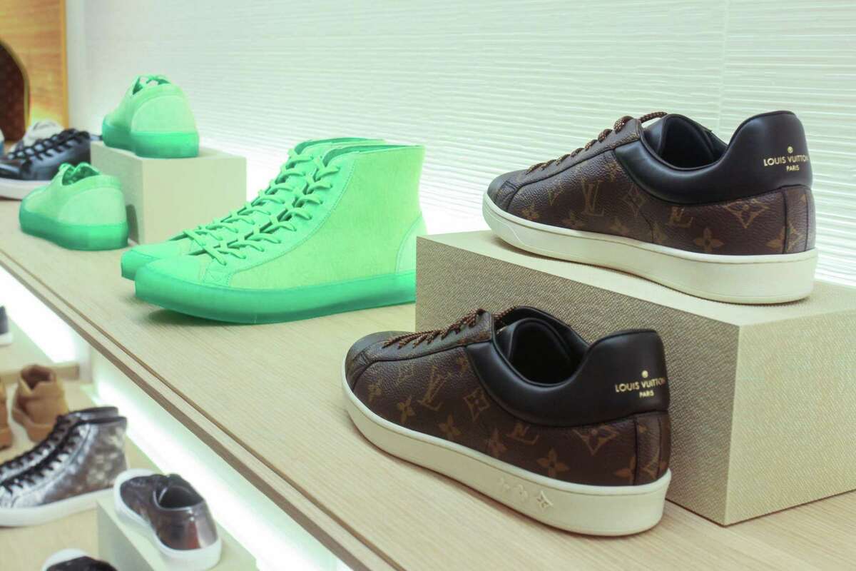 louis vuitton luxembourg sneaker on feet