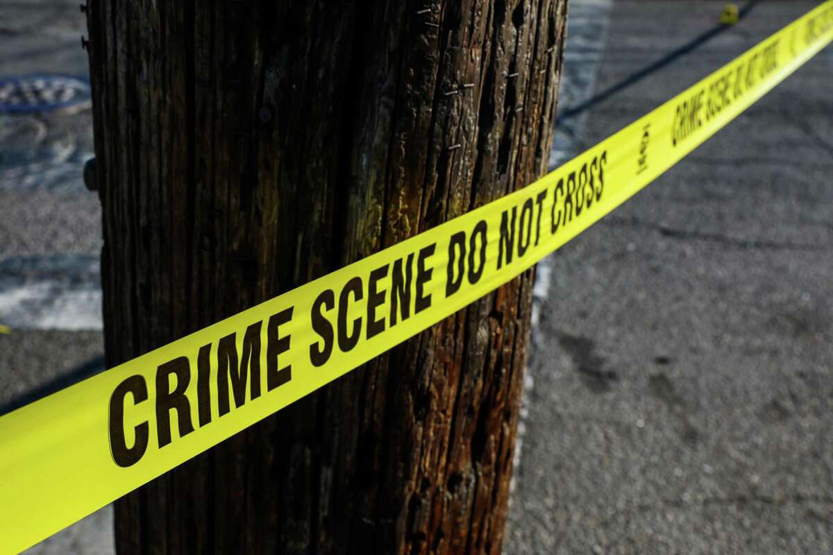 警方称，周六上午，一名33岁的男子在旧金山湾景社区被刺伤致死，一名嫌疑人后来被拘留。