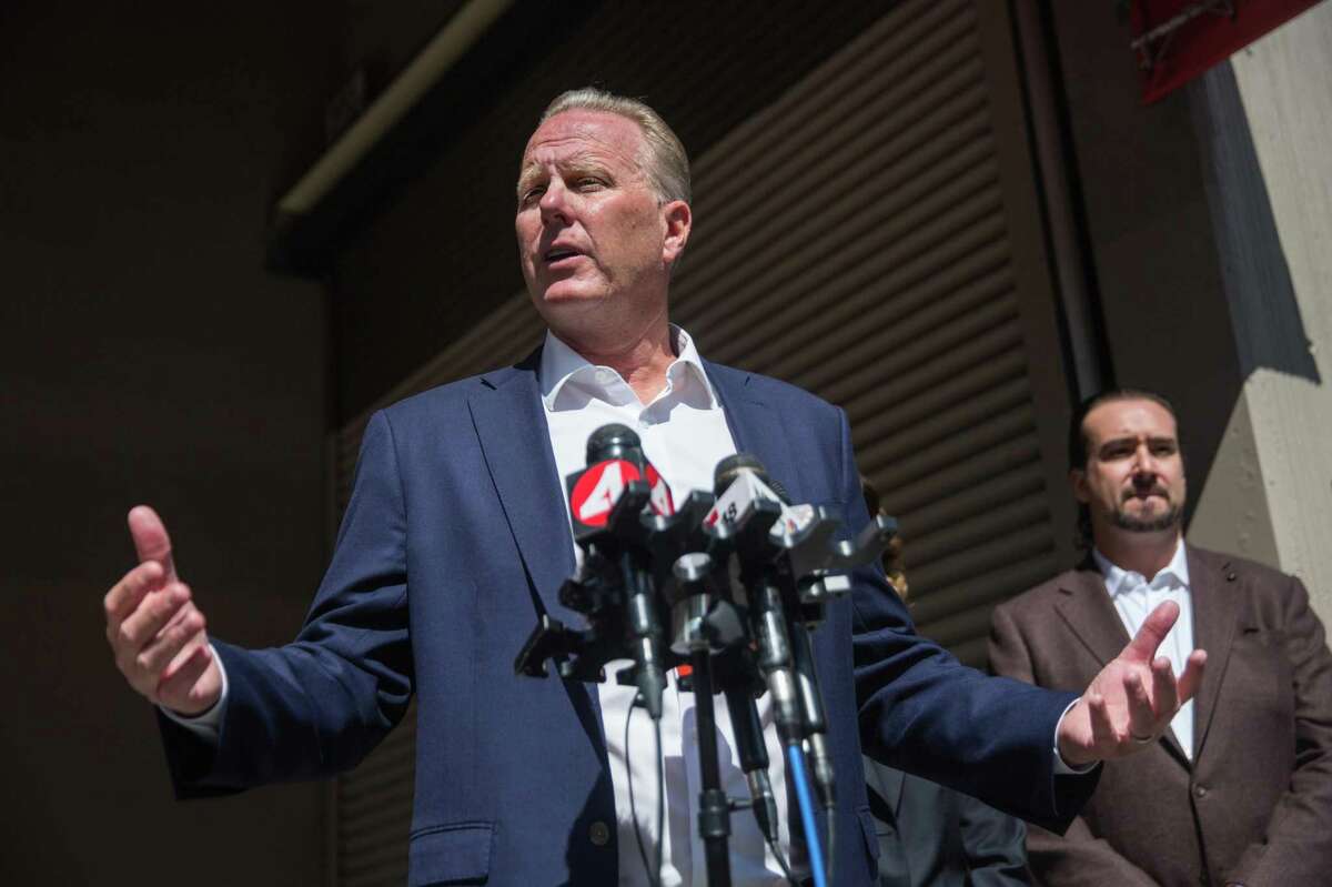 参加2021年加州州长罢免选举的共和党人、前圣迭戈市长凯文·福克纳27日在旧金山一家关门的沃尔格林超市前接受记者采访。