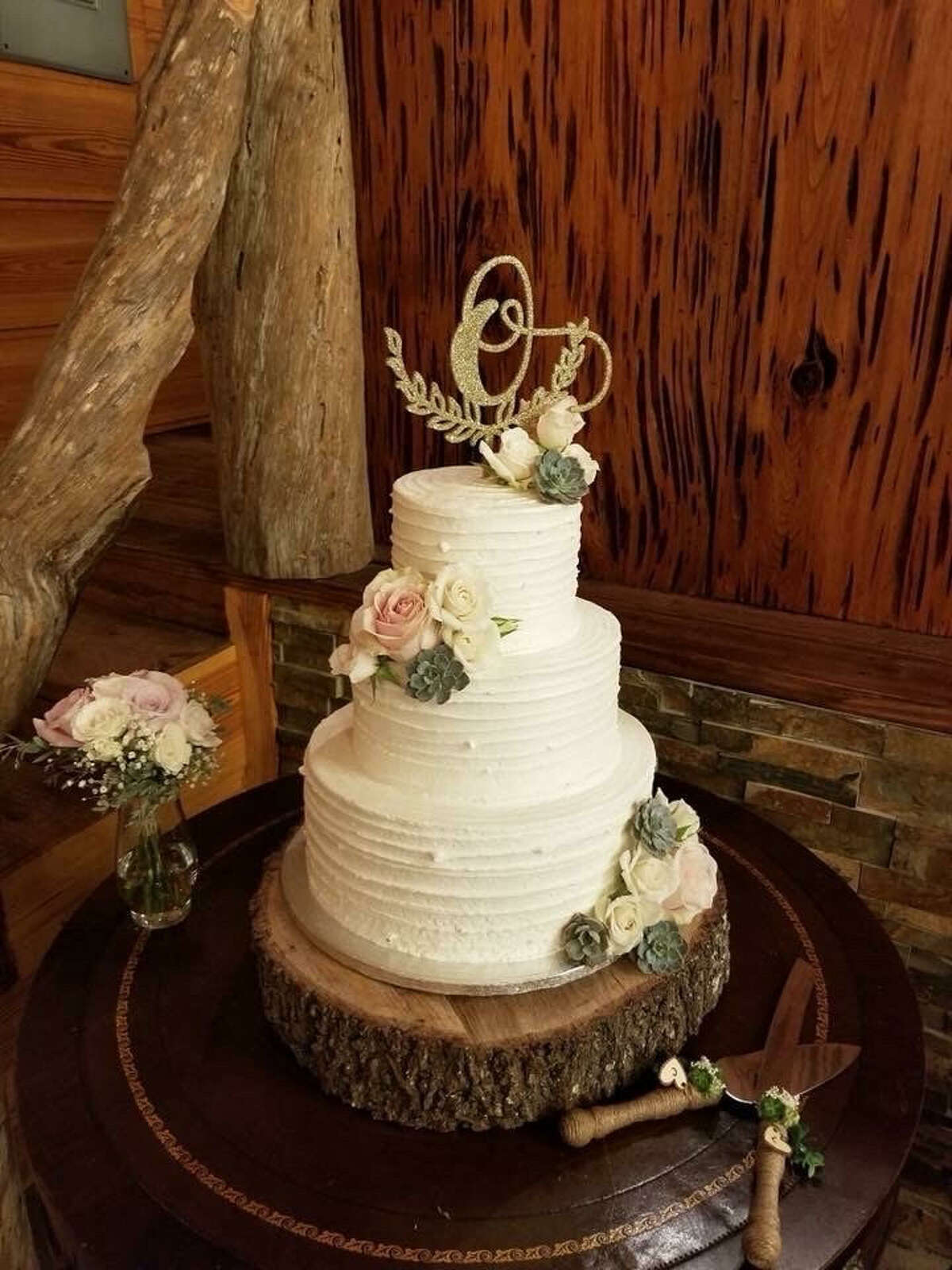 Although the pictured cake isn't the same one from Laura Fragoso Hiller's wedding, one of her followers shared her  Sam's Club wedding cake that looked "almost exactly" like Hiller's.