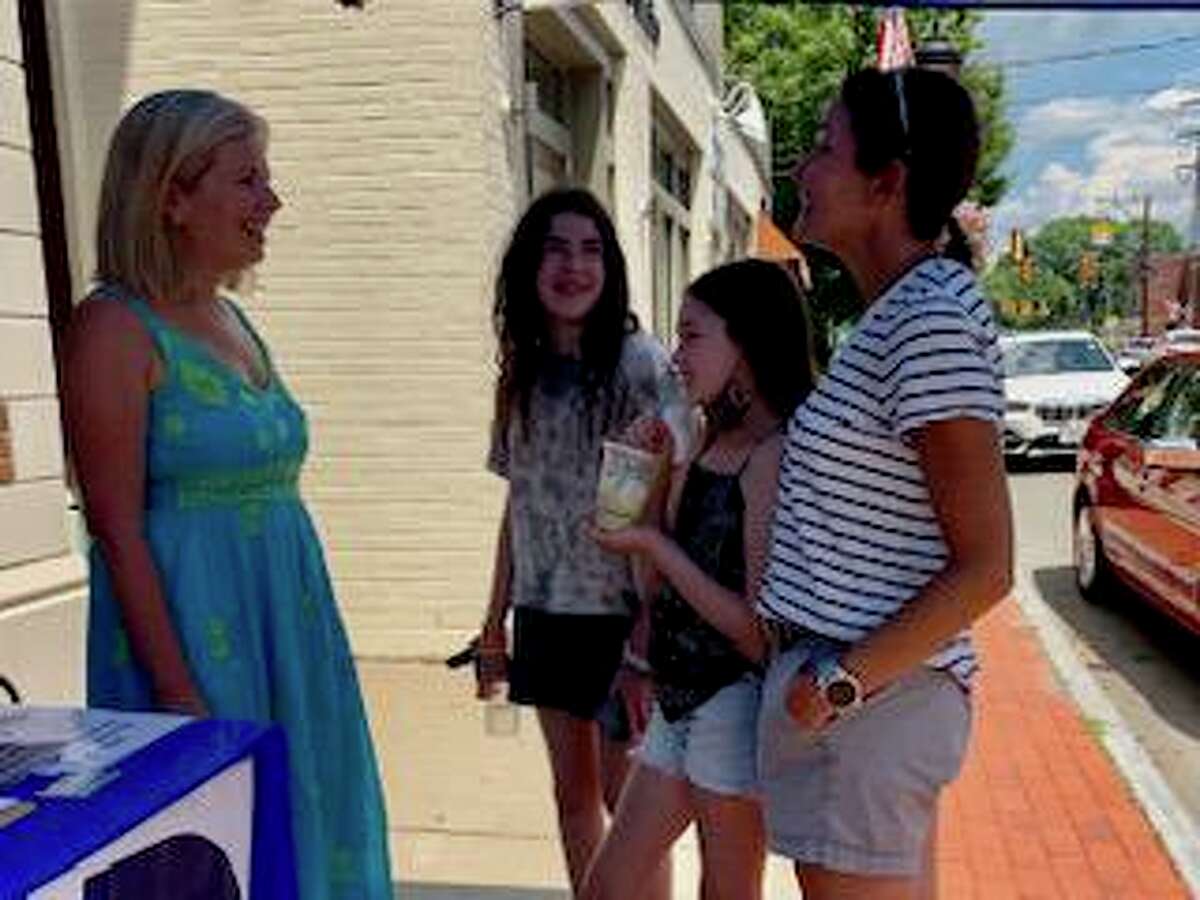 Sidewalk Sales give Darien Dems chance to meet voters