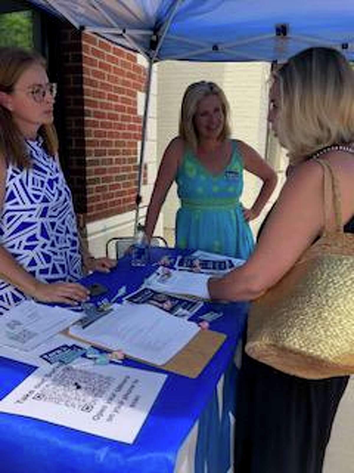 Sidewalk Sales give Darien Dems chance to meet voters