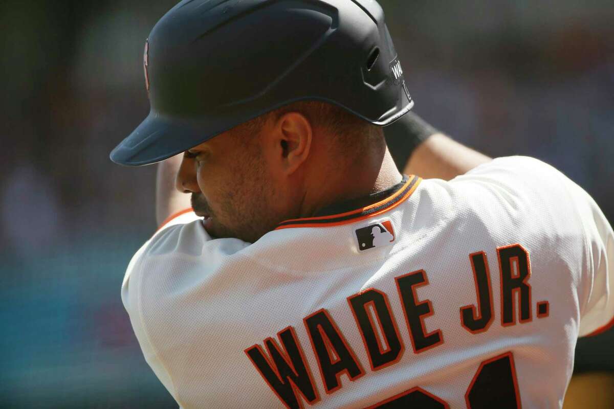 Giants' LaMonte Wade Jr. exits game in 1st inning, limps off field