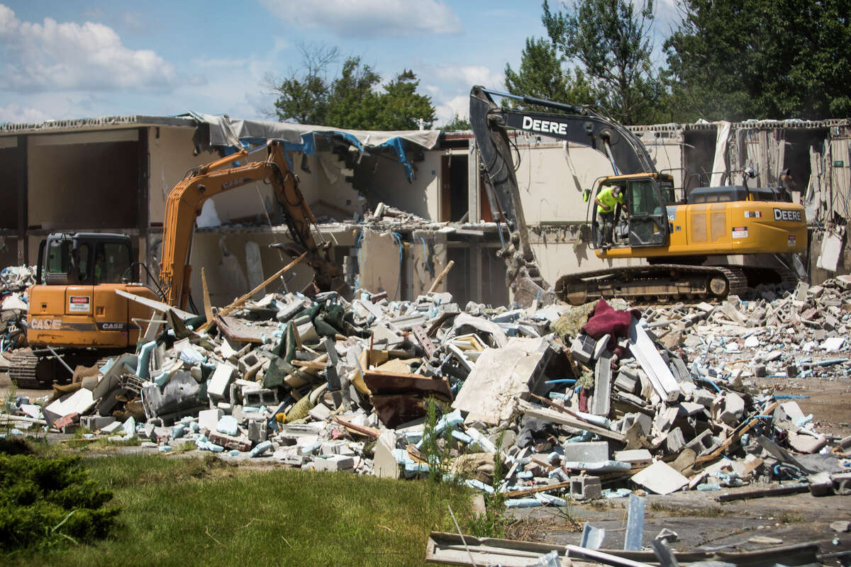 Demolition continues on the former Holiday Inn on Wackerly Street in Midland on Tuesday, Aug. 3, 2021, one day after its owner was handcuffed and sent to jail for failing to comply with demolition orders and not paying fines. (Katy Kildee/kkildee@mdn.net)
