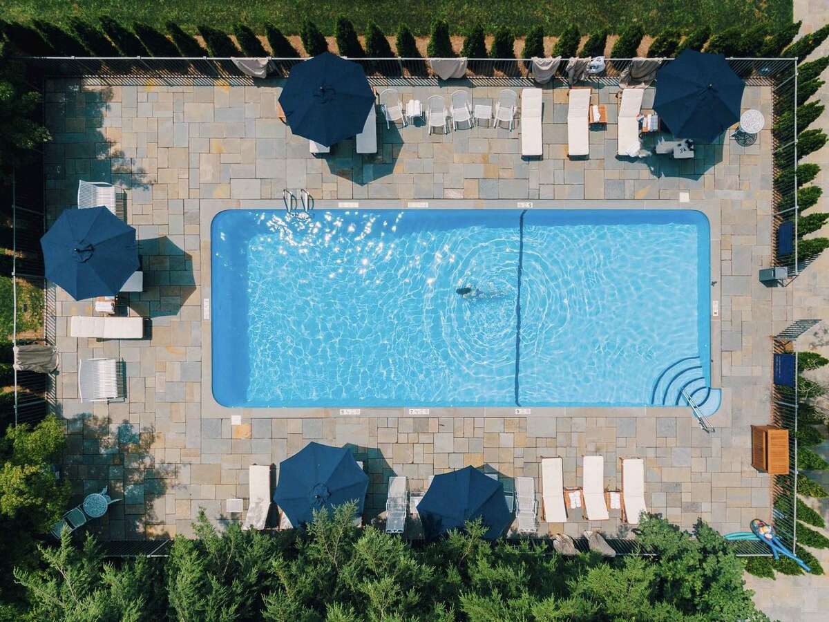 hotels in middletown ny with outdoor pool