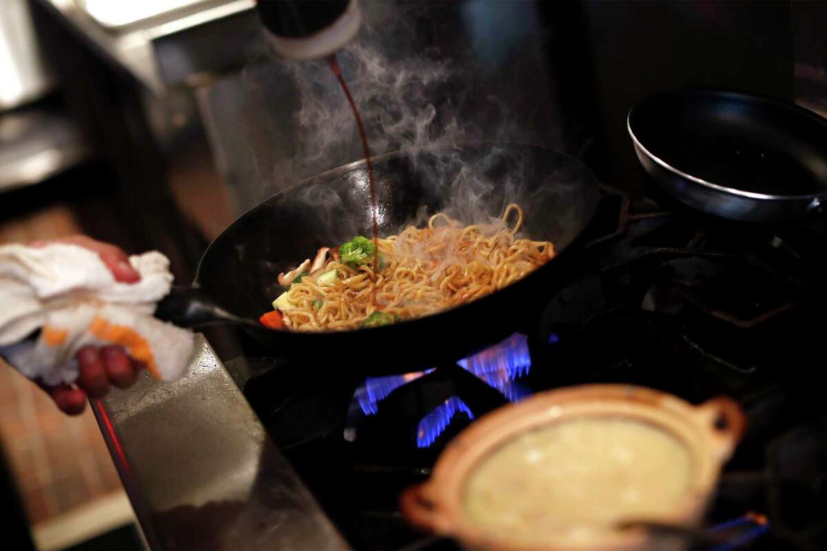 厨师罗伯·林在克莱门特街的百合餐厅准备上海素食蒜蓉面。