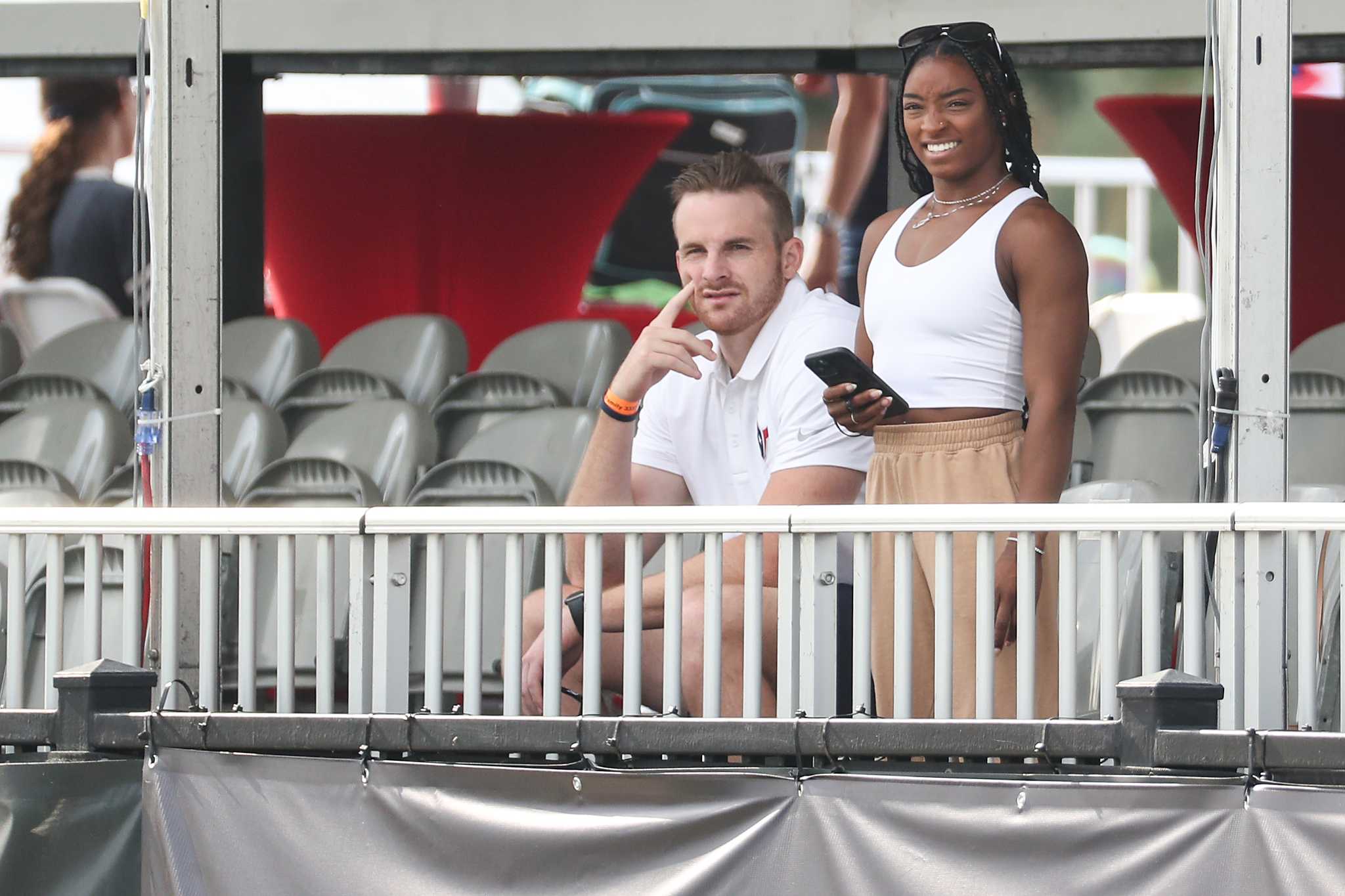 Simone Biles reacts as boyfriend Jonathan Owens helps Texans pull off big  upset of Chargers