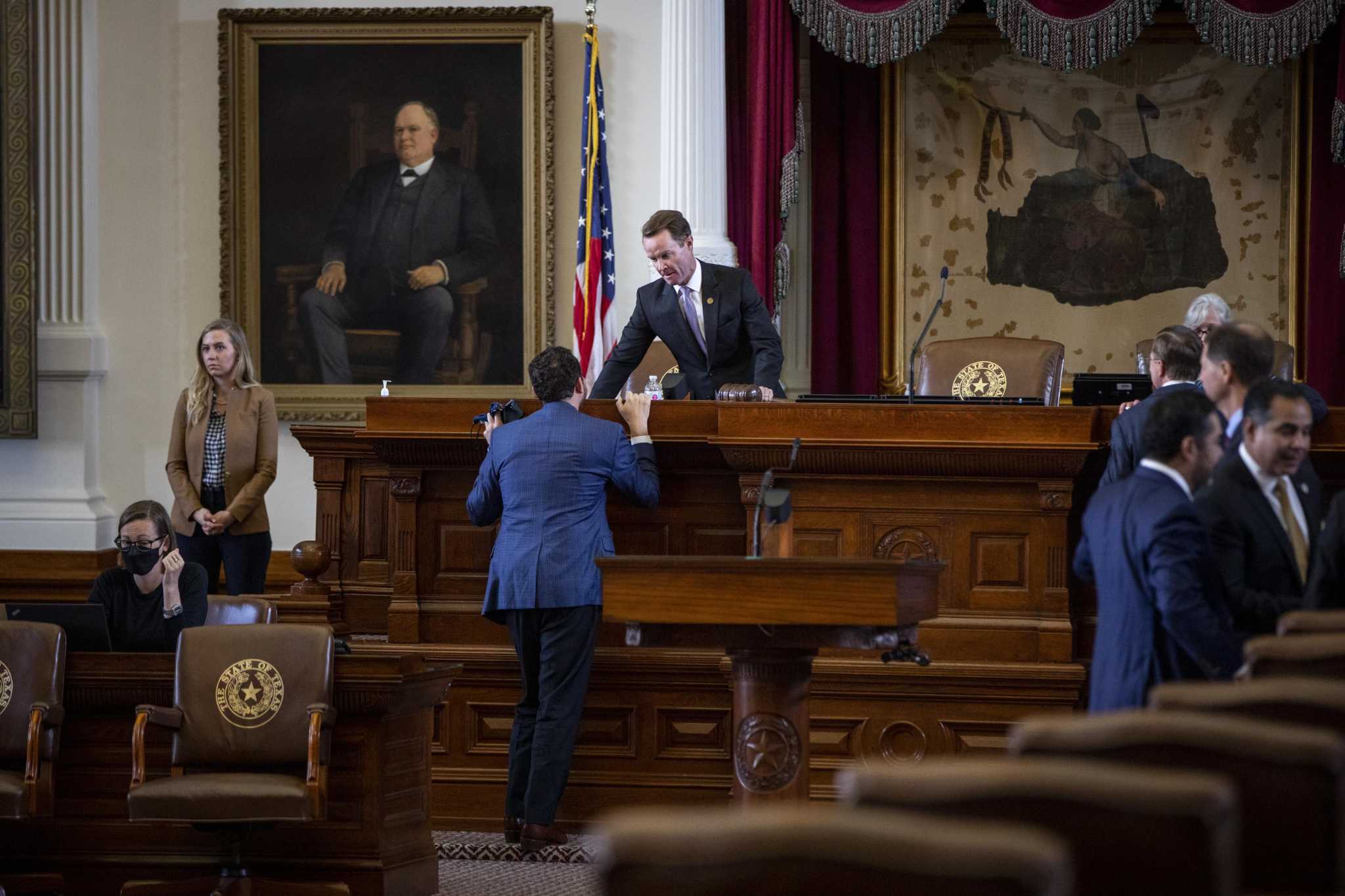 Slow-rolling hunt for absent Texas Democrats begins with a door knock - Vimarsana News