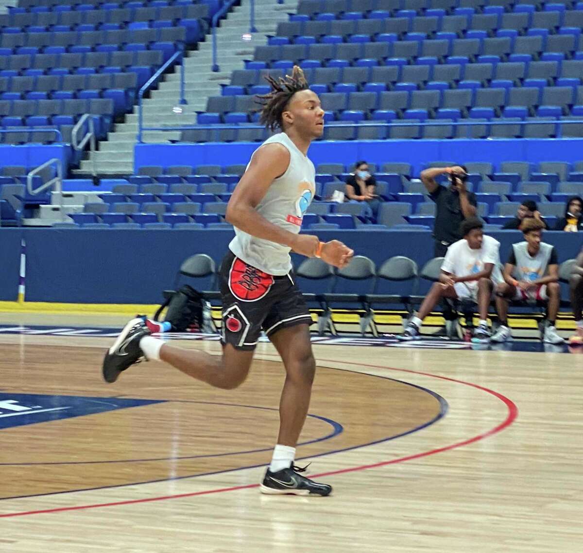 Beacon Falls Avery Brown Commits To Play For Columbia Men S Basketball Team