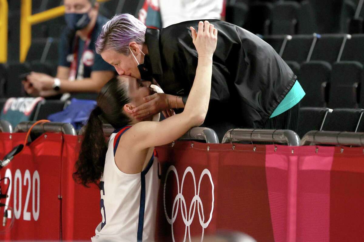 SAITAMA, JAPON - 08 AOT: Sue Bird n ° 6 de l'équipe des États-Unis reçoit un baiser sur le front de Megan Rapinoe pour célébrer la victoire des États-Unis sur le Japon lors du match final de basket-ball féminin le seizième jour des Jeux olympiques de Tokyo 2020 à Saitama Super Arena le 08 août 2021 à Saitama, Japon.  (Photo de Kevin C. Cox/Getty Images)