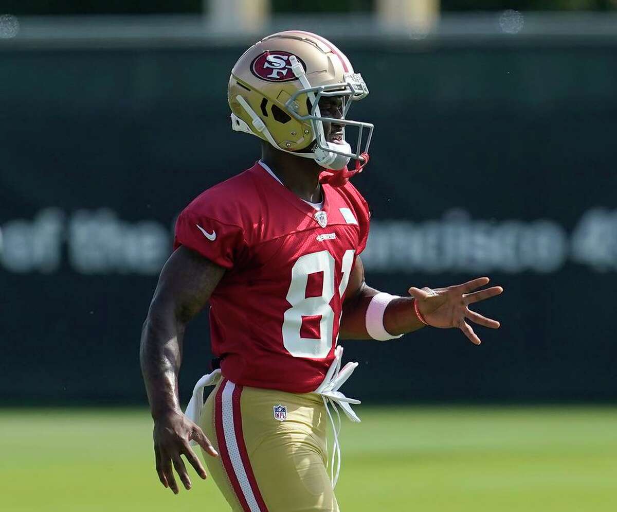 Niners WR Deebo Samuel sports ridiculously high-fashion visor for