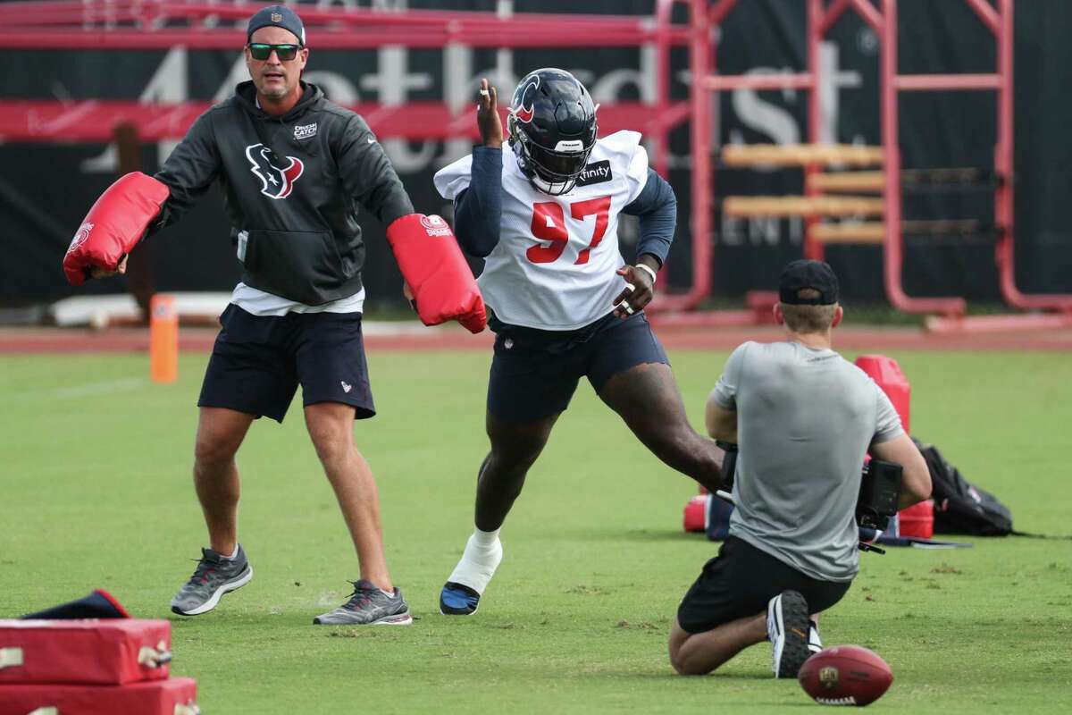 Las Vegas Raiders defensive tackle Maliek Collins (97) puts