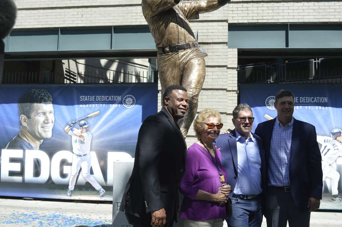Edgar Martinez poses with Ken Griffey Jr. (left), Dave Neihaus' wife Marilyn (center left) and former Mariner Dan Wilson (right).u00a0