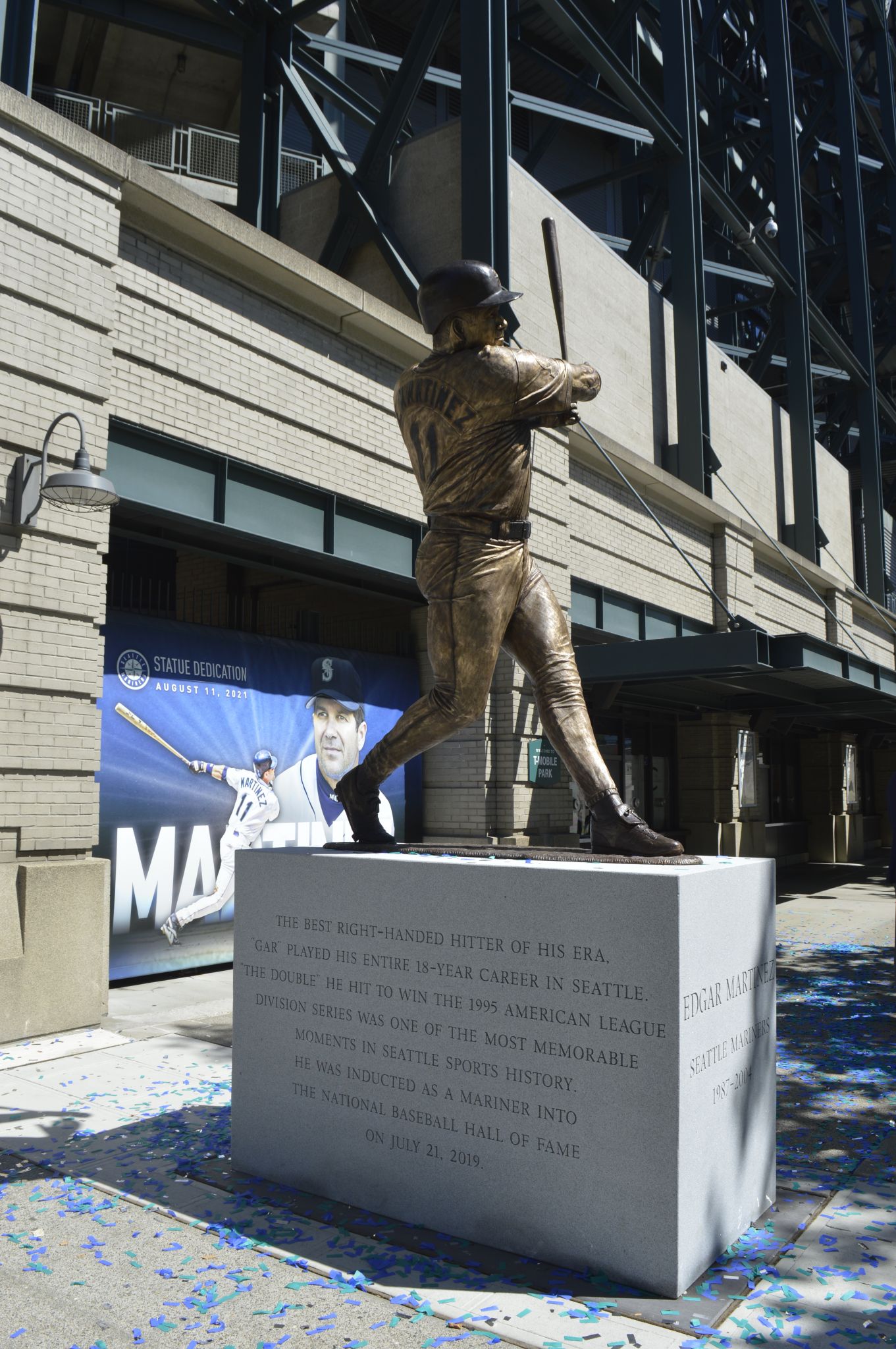 Mariners unveil statue for Edgar Martinez