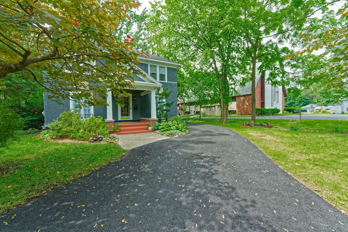 House of the Week Stucco in Niskayuna