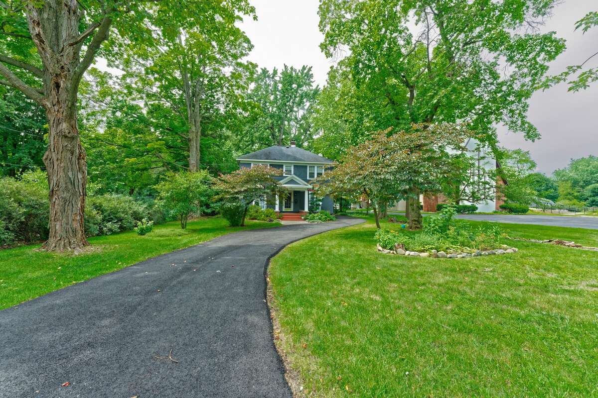 House of the Week Stucco in Niskayuna