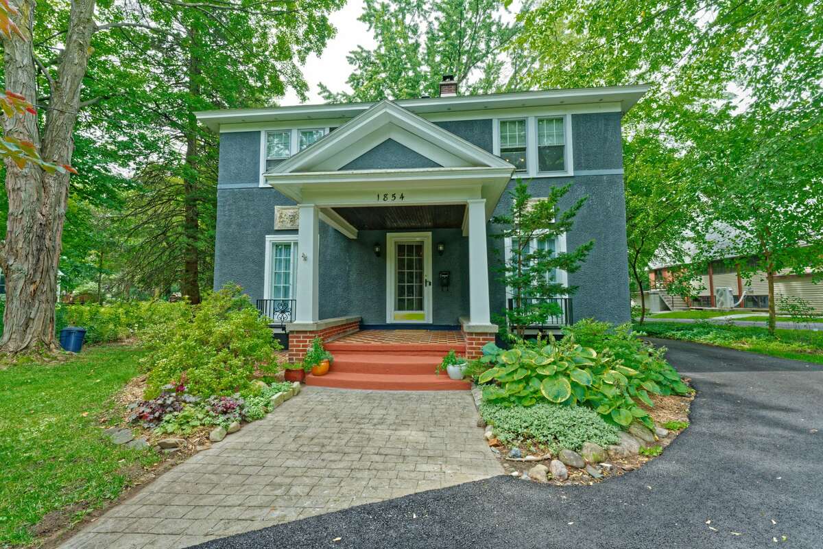 House of the Week Stucco in Niskayuna