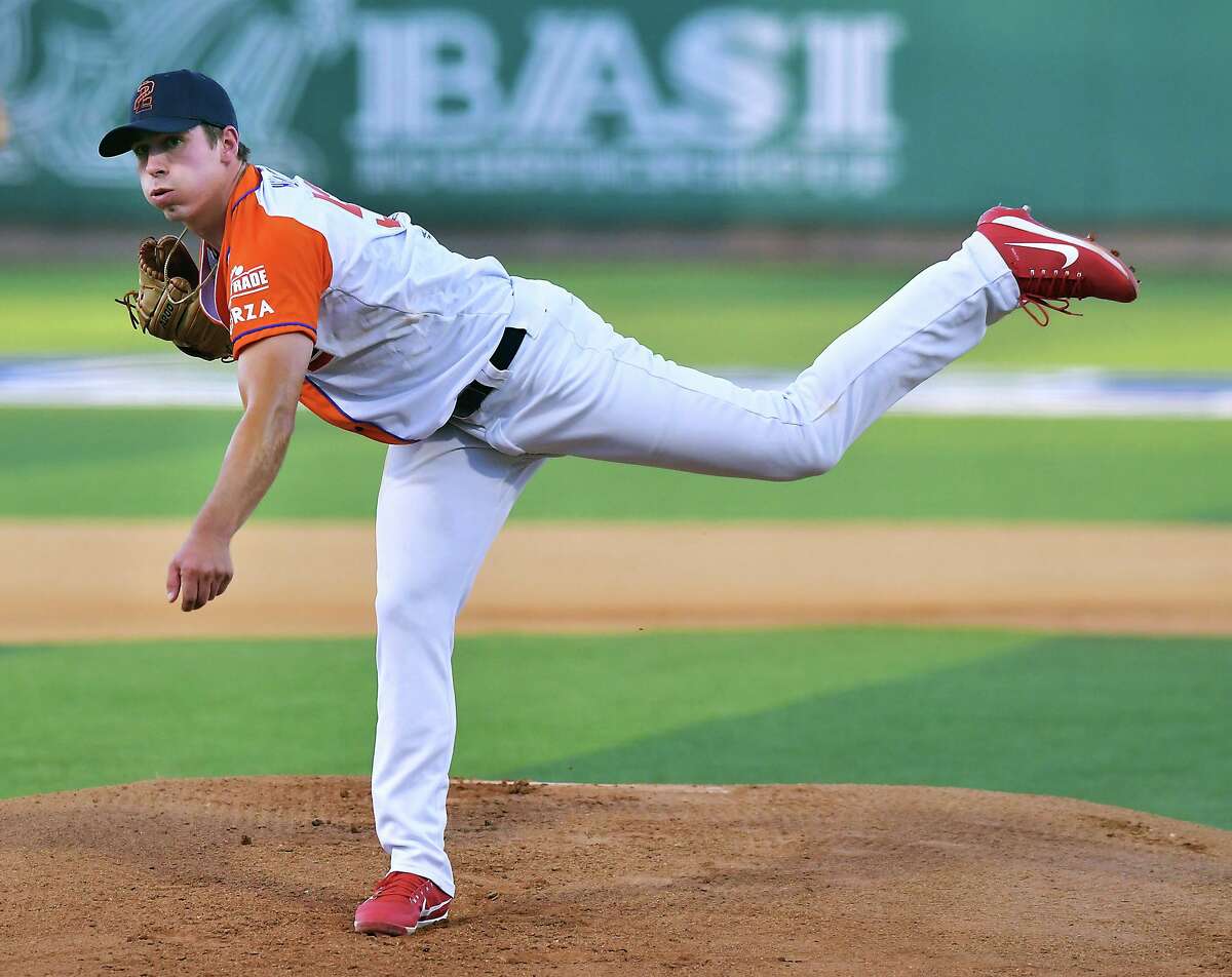 Cardinals reliever Gallegos gets wiped down by umpire after using rosin bag  on his left arm – KGET 17