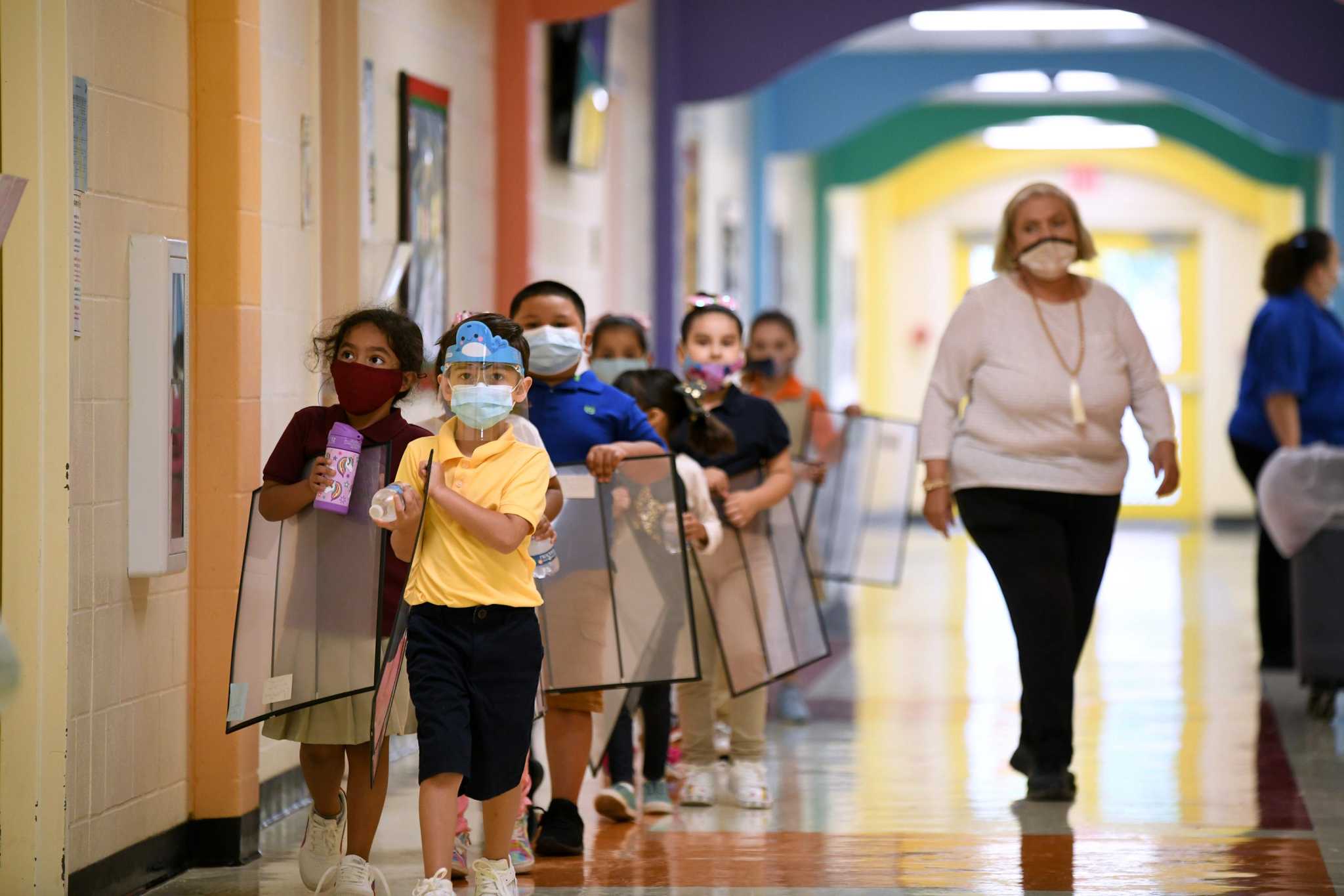 Laredo students return to schools with masks on - Vimarsana News