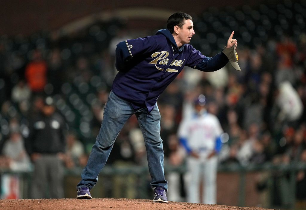 Fan runs onto Oracle Park field during Giants game, evades security, throws fake pitch on mound