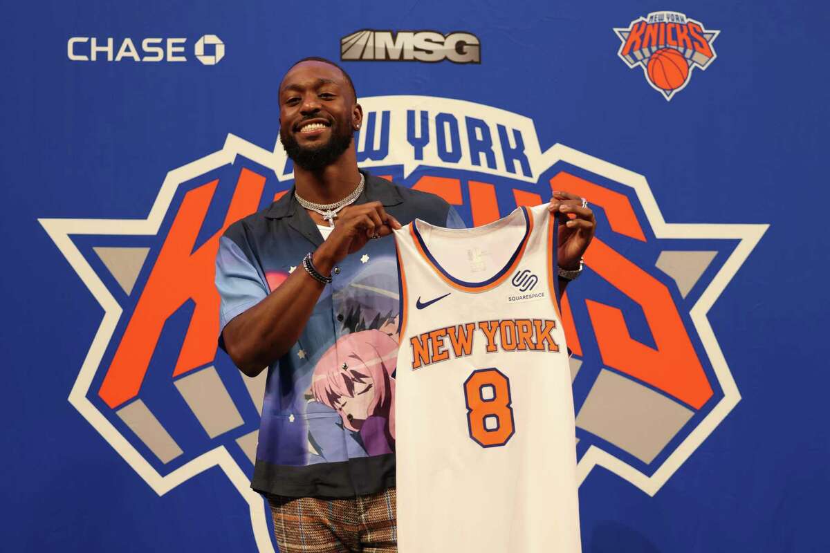 NEW YORK, NEW YORK - AUGUST 17: Kemba Walker #8 of the New York Knicks holds up his jersey after being introduced a press event at Madison Square Garden on August 17, 2021 in New York City. (Photo by Dustin Satloff/Getty Images)