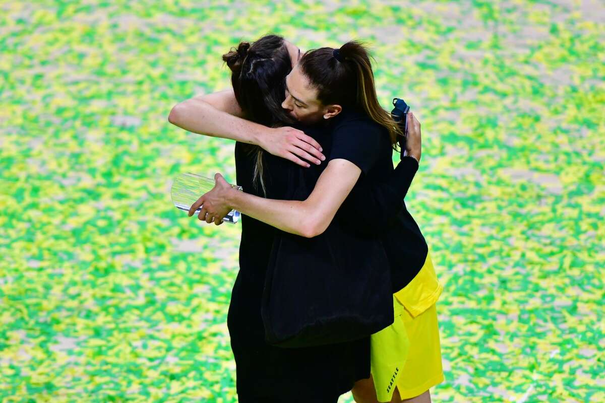 UConn great Breanna Stewart to become mother of two