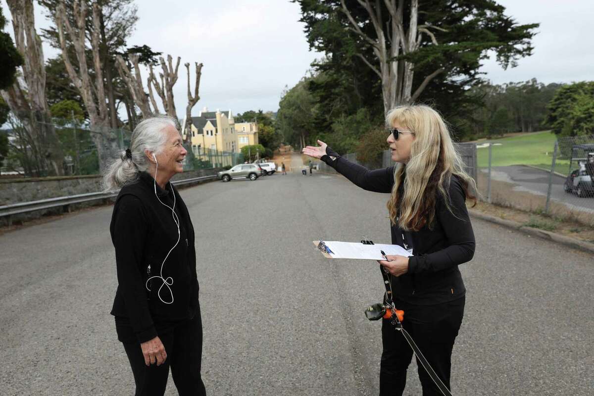 斯蒂芬妮·雷曼(右)，志愿者请愿传阅员，在拜耳签署了一份召回切萨·布丁的请愿书后，与旧金山的桑德拉·拜耳交谈。