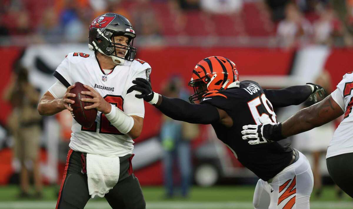 Cincinnati Bengals defensive end Joseph Ossai (58) lines up for